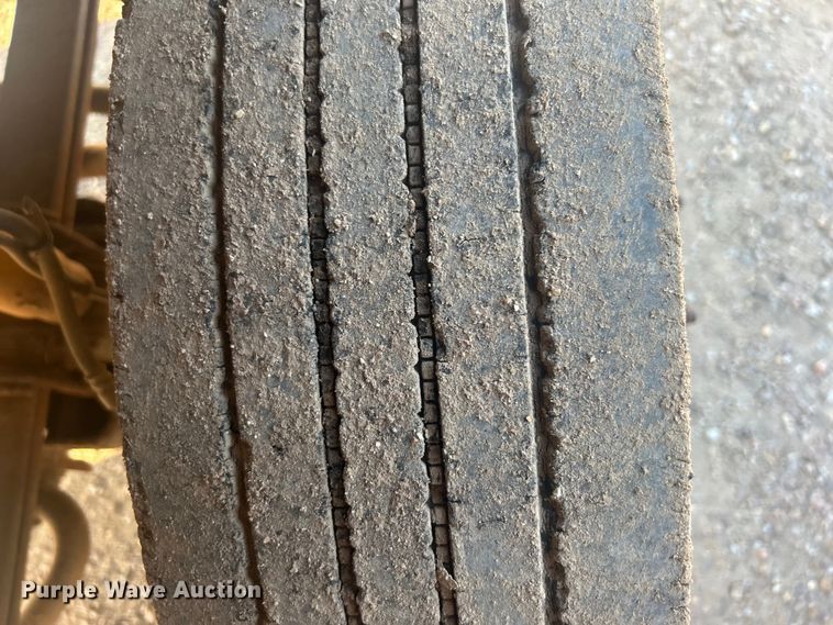 image for item NB9380 2002 Ford F450 Super Duty Crew Cab flatbed truck