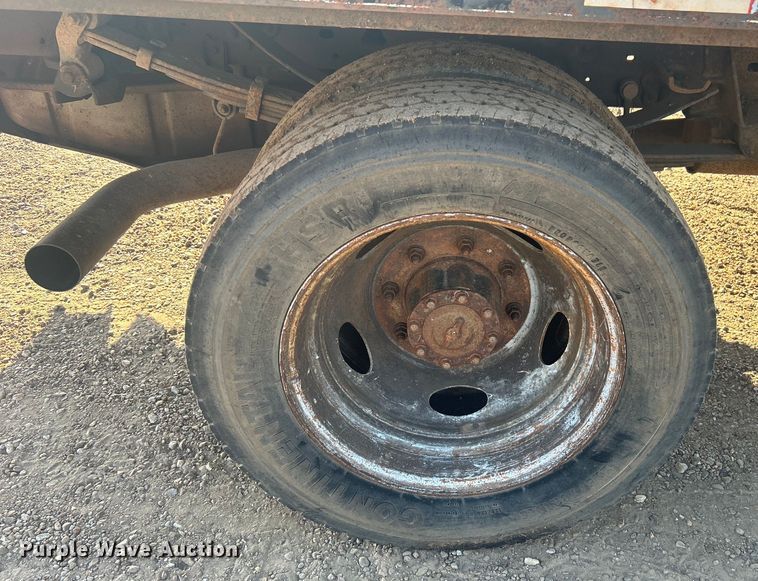 image for item NB9380 2002 Ford F450 Super Duty Crew Cab flatbed truck