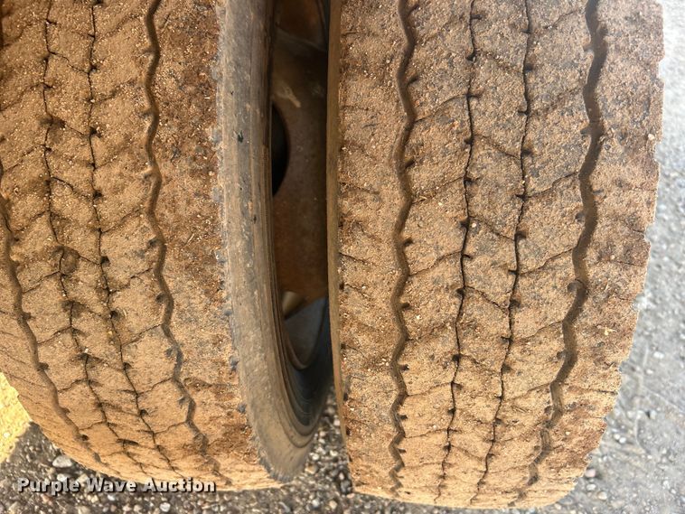 image for item NB9380 2002 Ford F450 Super Duty Crew Cab flatbed truck