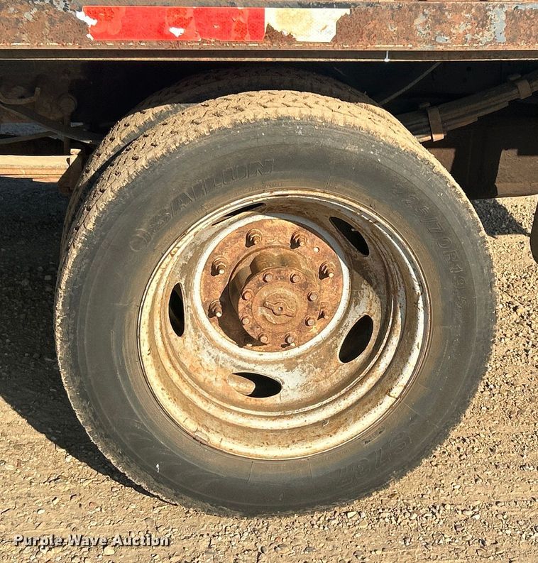 image for item NB9380 2002 Ford F450 Super Duty Crew Cab flatbed truck