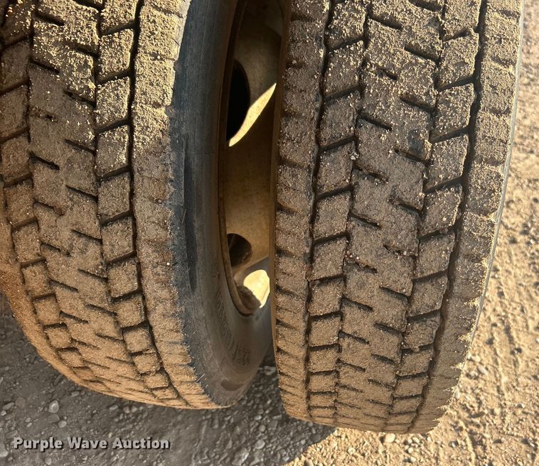 image for item NB9380 2002 Ford F450 Super Duty Crew Cab flatbed truck