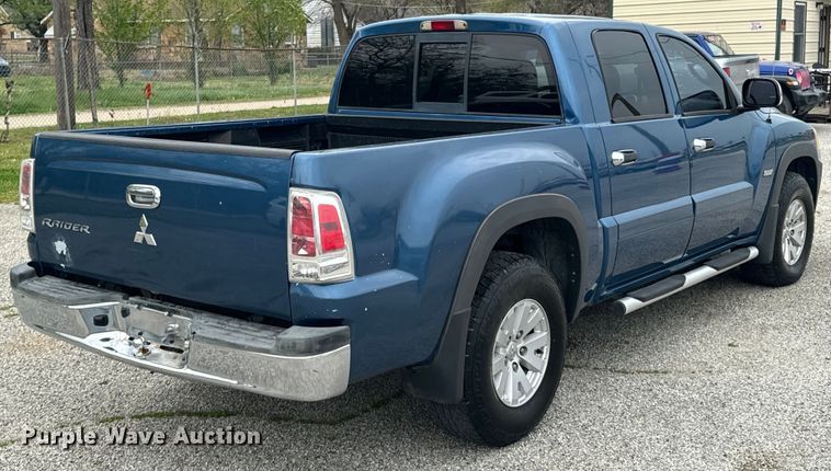 image for item ND9158 2006 Mitsubishi Raider Double Cab pickup truck