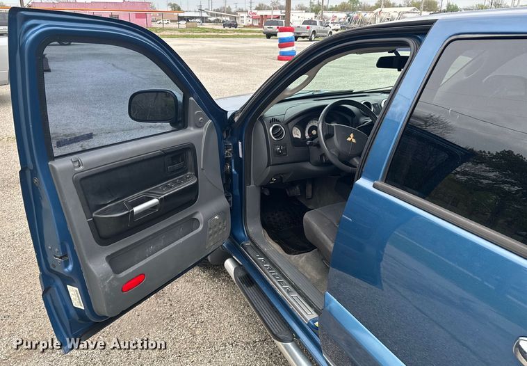 image for item ND9158 2006 Mitsubishi Raider Double Cab pickup truck