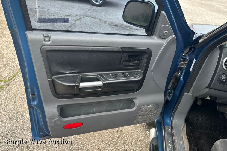 image for item ND9158 2006 Mitsubishi Raider Double Cab pickup truck