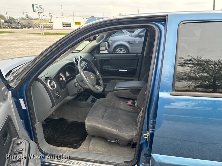 image for item ND9158 2006 Mitsubishi Raider Double Cab pickup truck