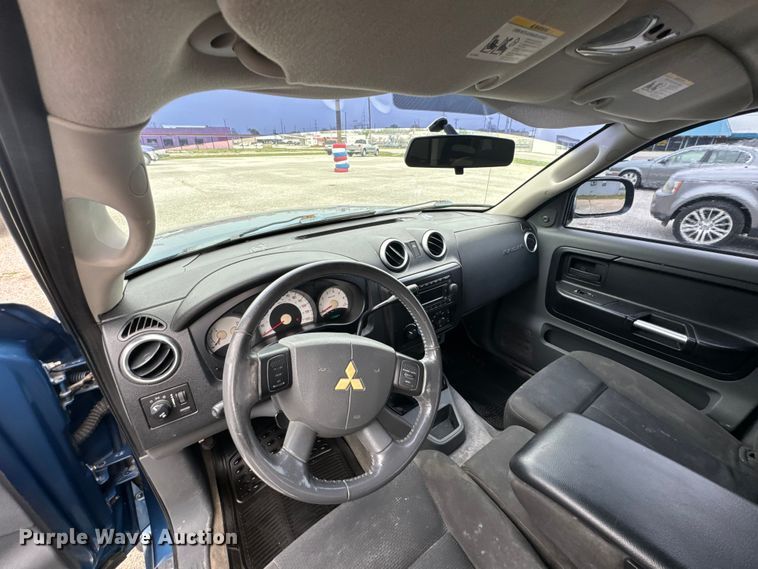 image for item ND9158 2006 Mitsubishi Raider Double Cab pickup truck