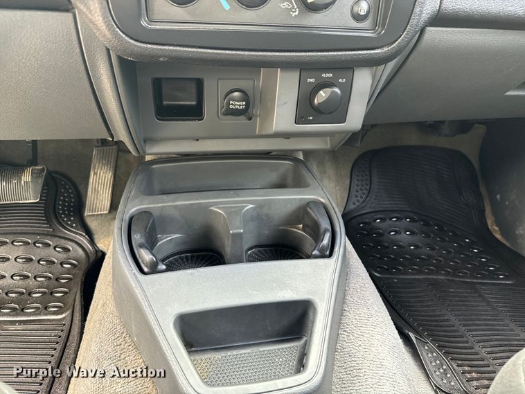 image for item ND9158 2006 Mitsubishi Raider Double Cab pickup truck