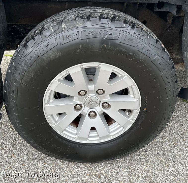 image for item ND9158 2006 Mitsubishi Raider Double Cab pickup truck