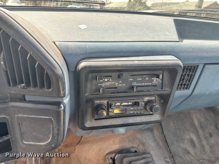 image for item ND9185 1988 Ford F150 pickup truck