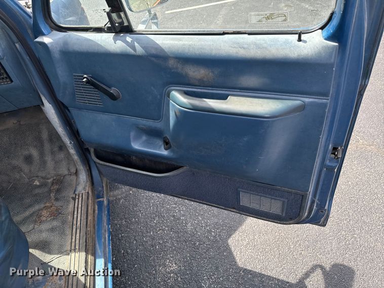 image for item ND9185 1988 Ford F150 pickup truck