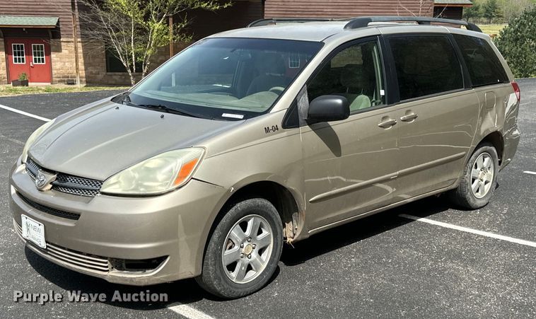 image for item ND9186 2004 Toyota Sienna LE van