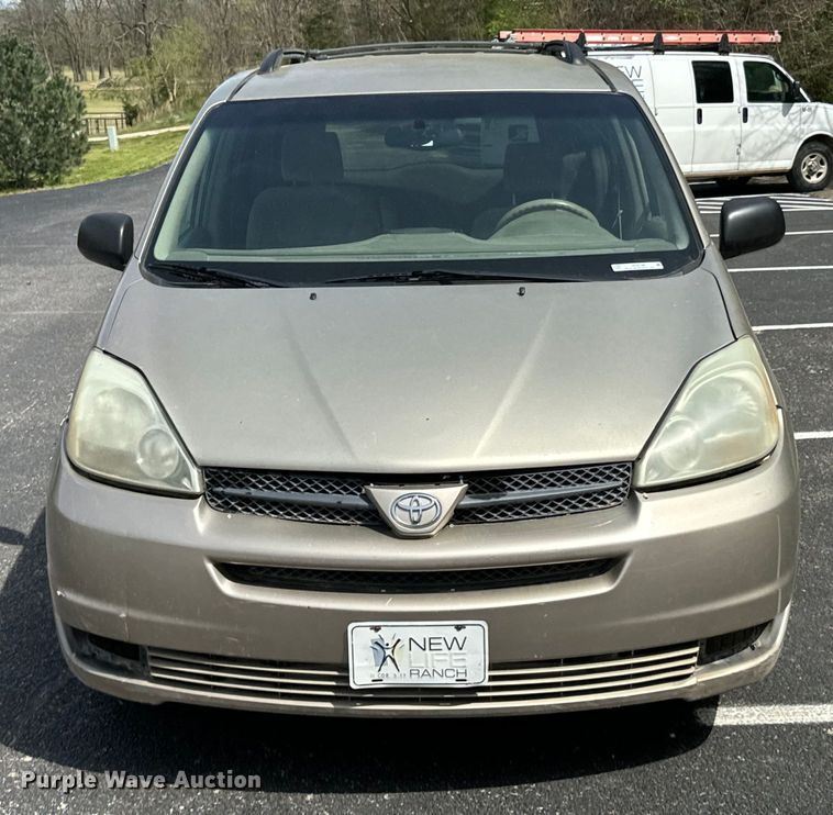 image for item ND9186 2004 Toyota Sienna LE van