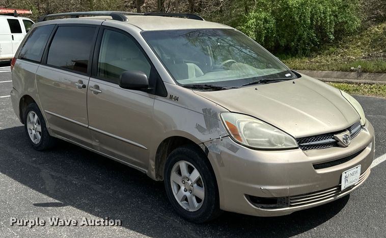 image for item ND9186 2004 Toyota Sienna LE van