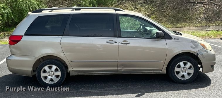 image for item ND9186 2004 Toyota Sienna LE van