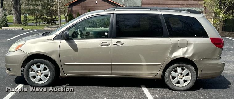 image for item ND9186 2004 Toyota Sienna LE van