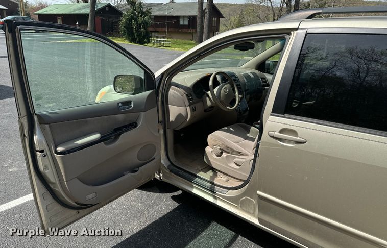 image for item ND9186 2004 Toyota Sienna LE van
