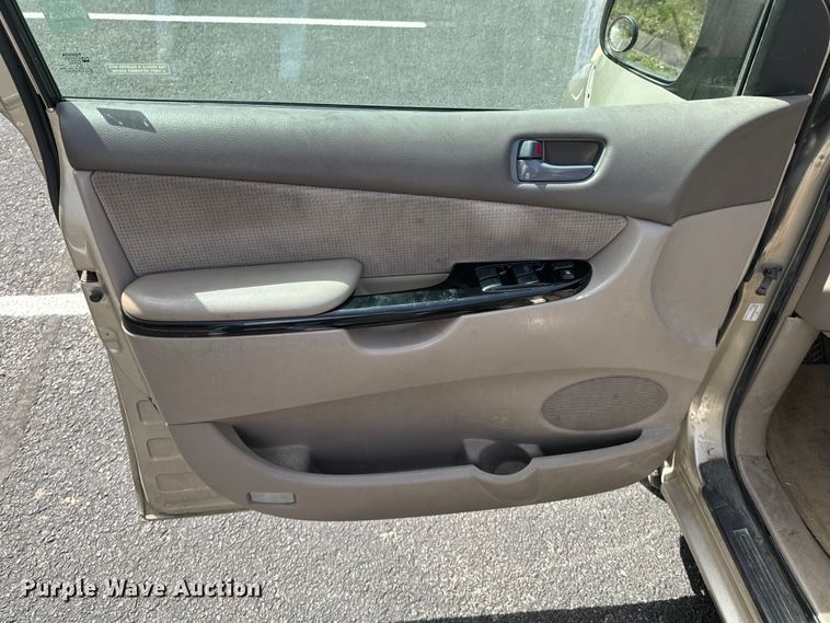 image for item ND9186 2004 Toyota Sienna LE van