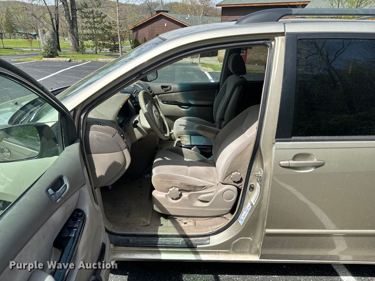 image for item ND9186 2004 Toyota Sienna LE van