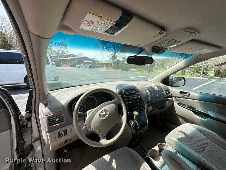 image for item ND9186 2004 Toyota Sienna LE van