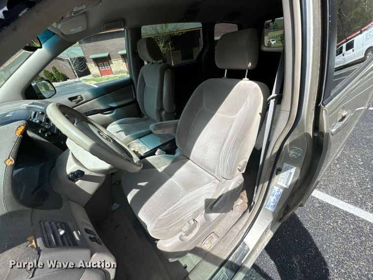 image for item ND9186 2004 Toyota Sienna LE van
