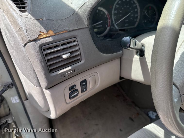 image for item ND9186 2004 Toyota Sienna LE van