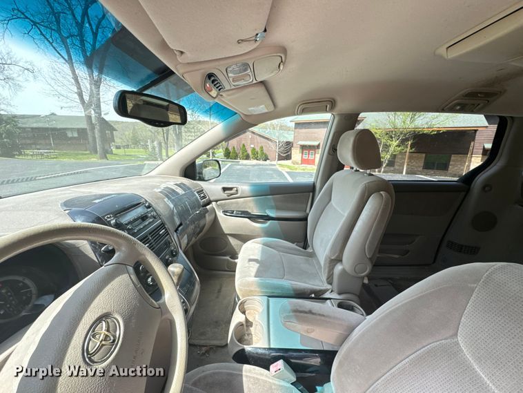 image for item ND9186 2004 Toyota Sienna LE van