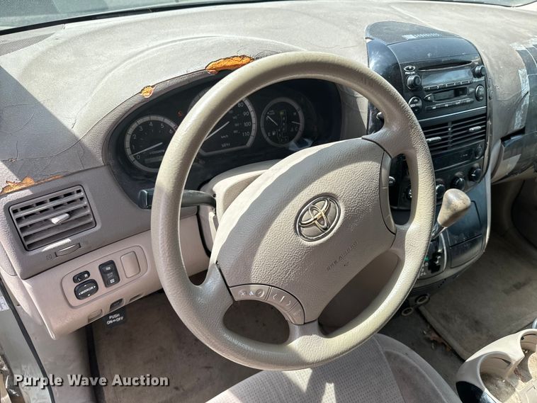 image for item ND9186 2004 Toyota Sienna LE van