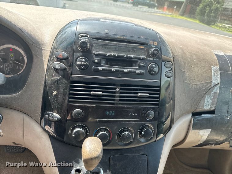 image for item ND9186 2004 Toyota Sienna LE van