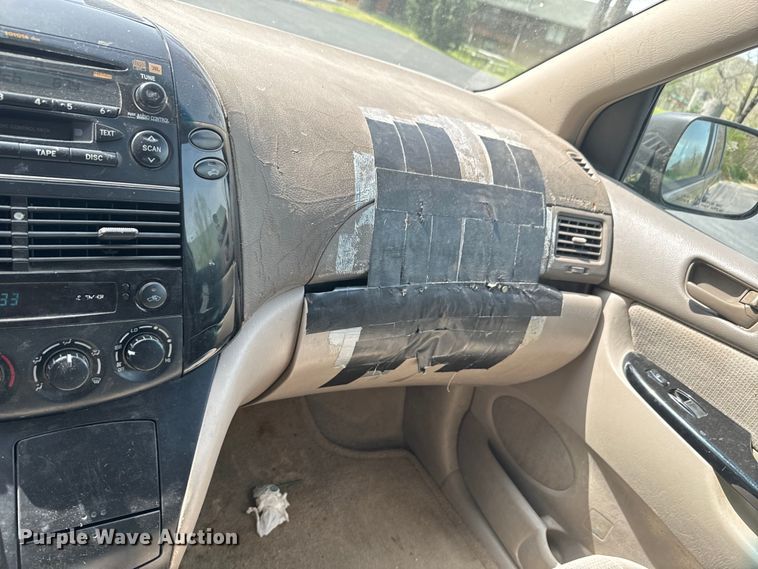 image for item ND9186 2004 Toyota Sienna LE van