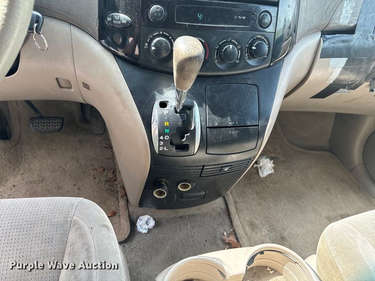 image for item ND9186 2004 Toyota Sienna LE van