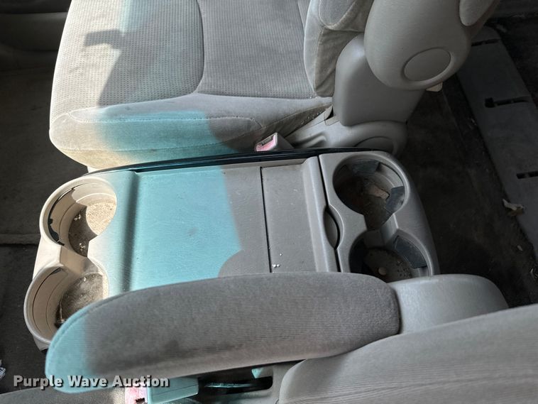 image for item ND9186 2004 Toyota Sienna LE van