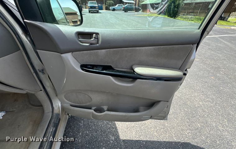 image for item ND9186 2004 Toyota Sienna LE van