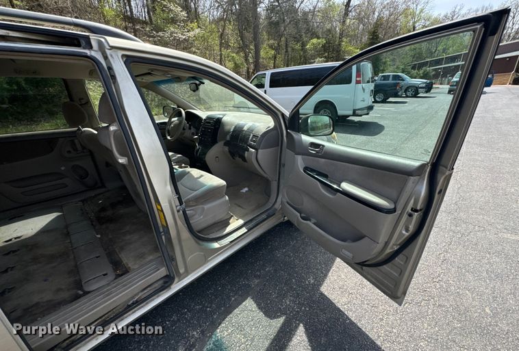 image for item ND9186 2004 Toyota Sienna LE van