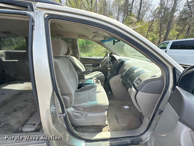 image for item ND9186 2004 Toyota Sienna LE van