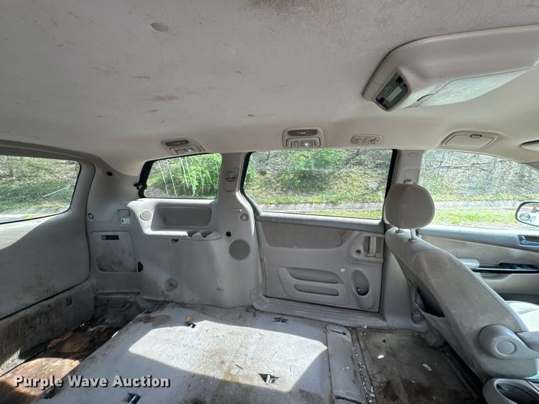 image for item ND9186 2004 Toyota Sienna LE van