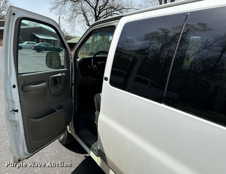 image for item ND9187 2001 Chevrolet Express 3500 van