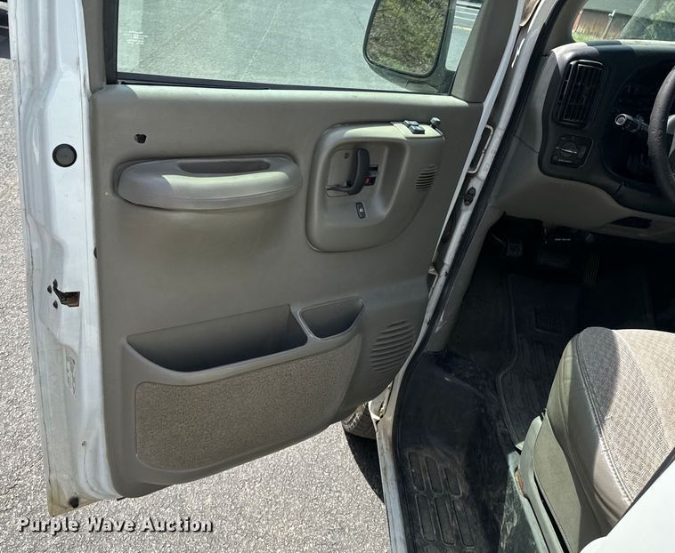 image for item ND9187 2001 Chevrolet Express 3500 van