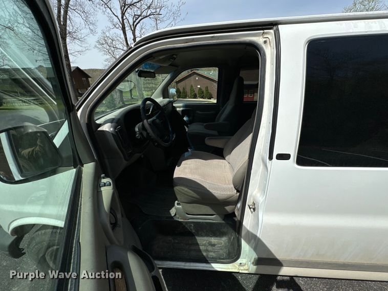 image for item ND9187 2001 Chevrolet Express 3500 van