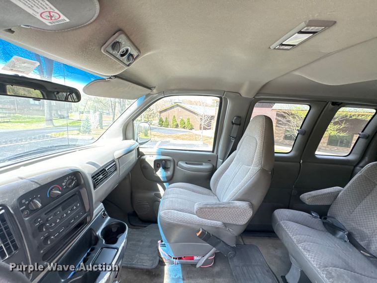 image for item ND9187 2001 Chevrolet Express 3500 van
