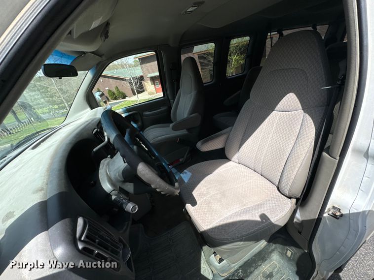 image for item ND9187 2001 Chevrolet Express 3500 van
