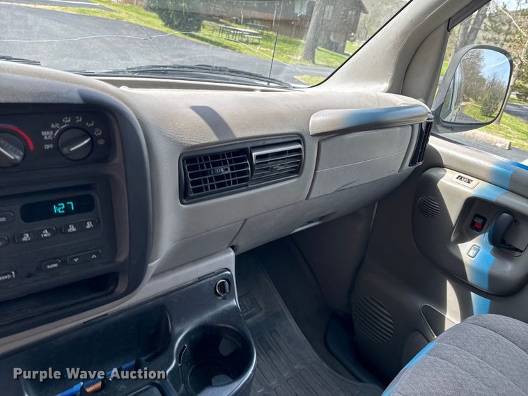 image for item ND9187 2001 Chevrolet Express 3500 van