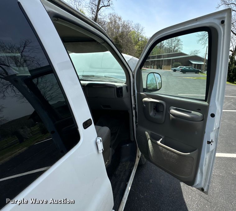 image for item ND9187 2001 Chevrolet Express 3500 van