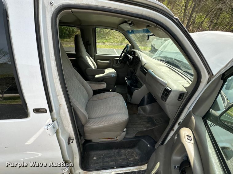 image for item ND9187 2001 Chevrolet Express 3500 van