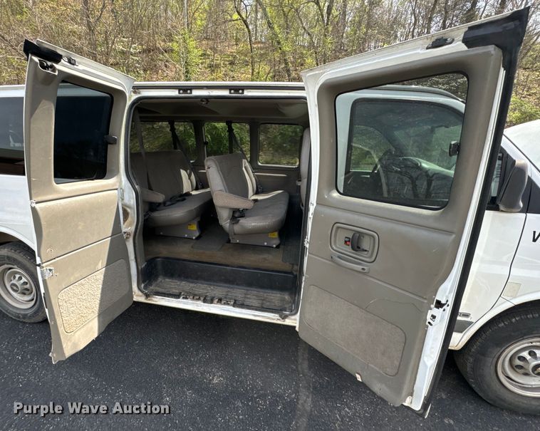 image for item ND9187 2001 Chevrolet Express 3500 van