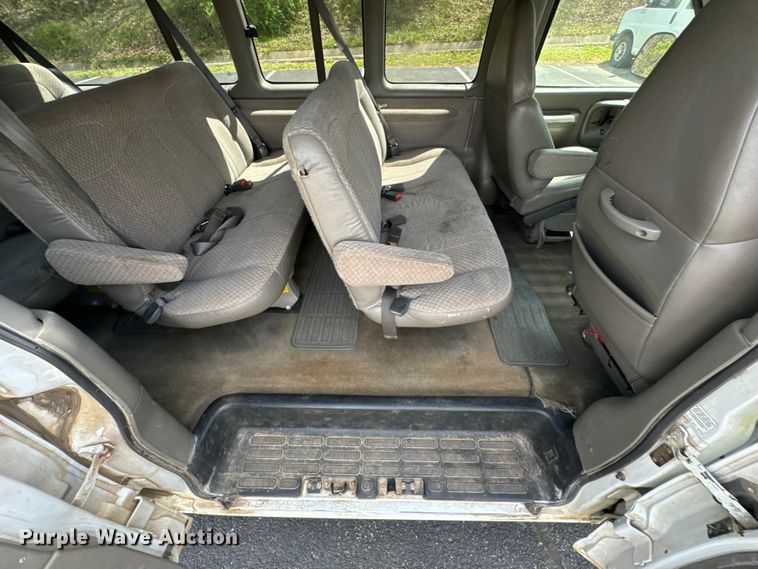 image for item ND9187 2001 Chevrolet Express 3500 van