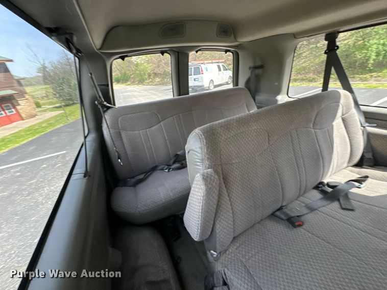 image for item ND9187 2001 Chevrolet Express 3500 van
