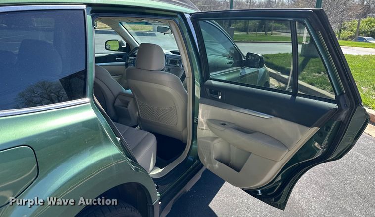 image for item NT9075 2014 Subaru  Outback  SUV
