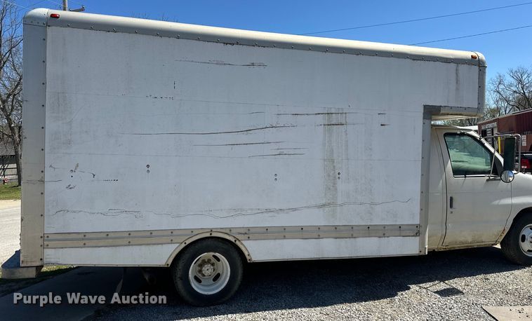 image for item NT9092 2000 Ford E350 box truck