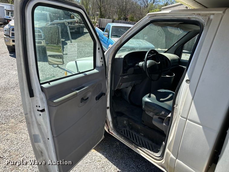 image for item NT9092 2000 Ford E350 box truck