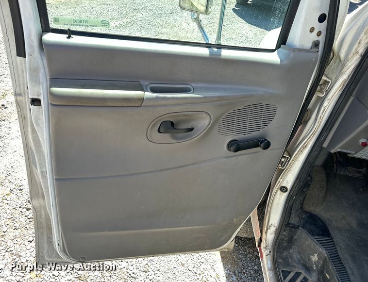 image for item NT9092 2000 Ford E350 box truck